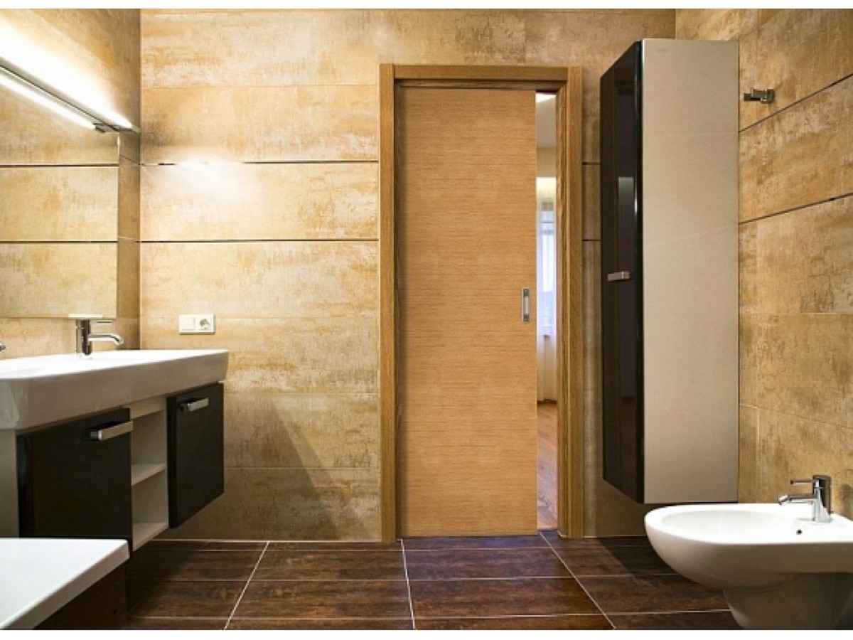 Дверь в ванную: почему важно учитывать нюансы?