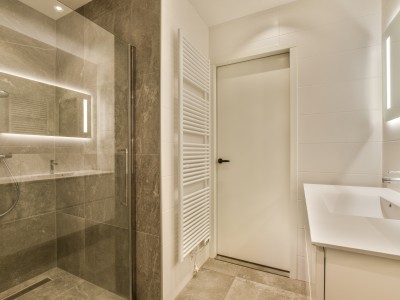 Как выбрать дверь для ванной и санузла: влагостойкость и вентиляция