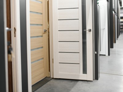 Двери из массива vs шпон: что лучше