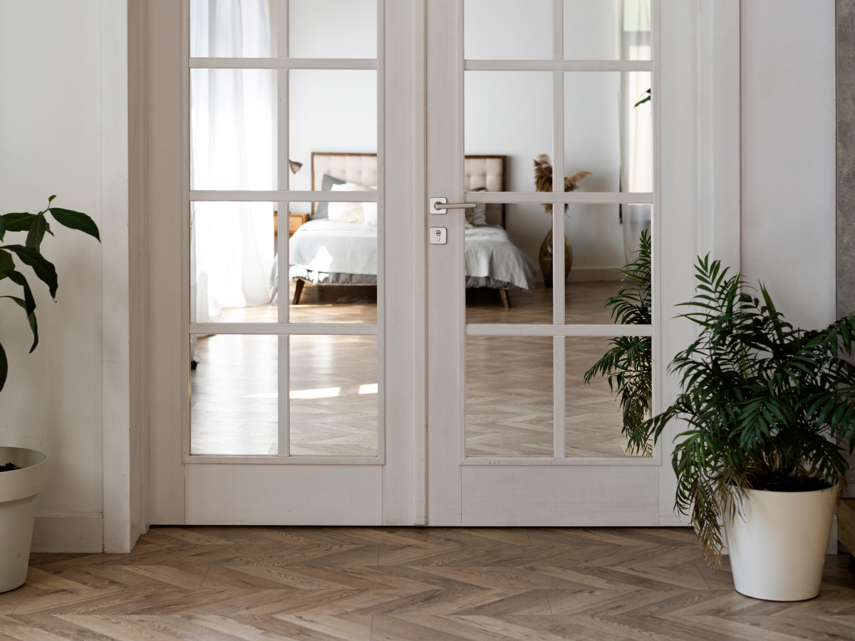 Межкомнатные двери со стеклом: больше света или меньше уединения?