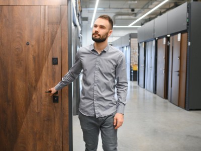 Новые правила для владельцев квартир: какие двери теперь можно устанавливать легально