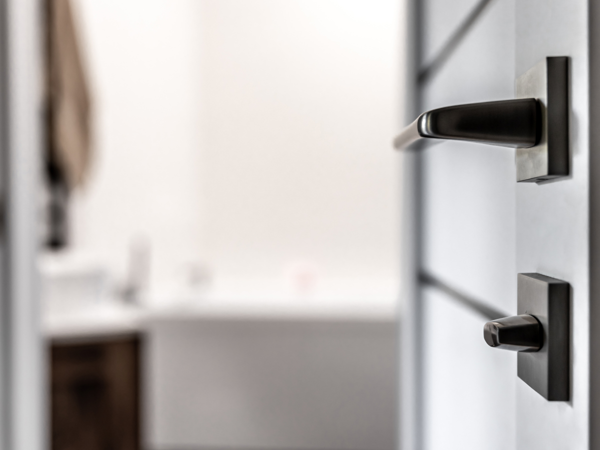 Как выбрать дверь для ванной и санузла