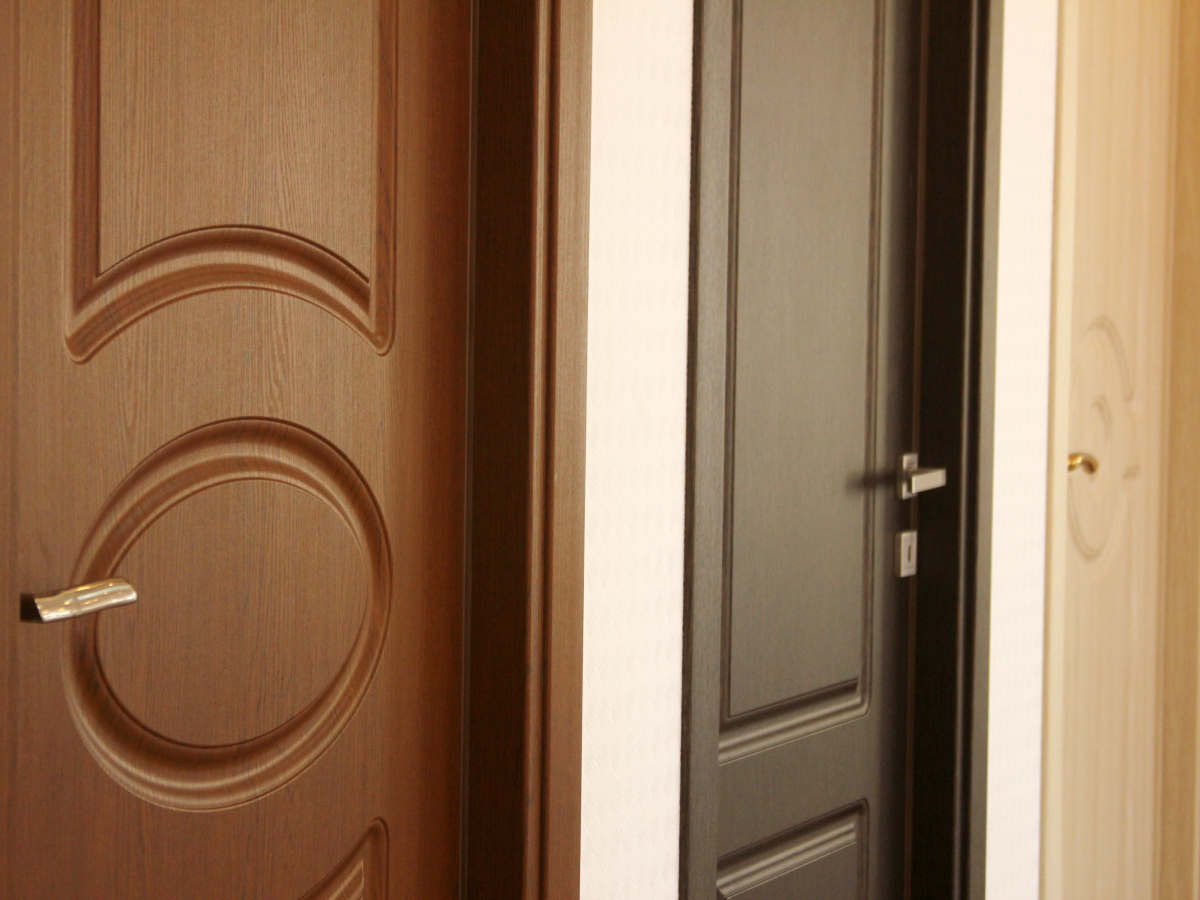 Дверь из массива vs шпонированная